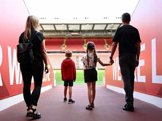 アンフィールドスタジアム見学ツアー リバプールFCの本拠地へ！往復列車チケット付き＜日本語オーディオガイド／ロンドン発＞