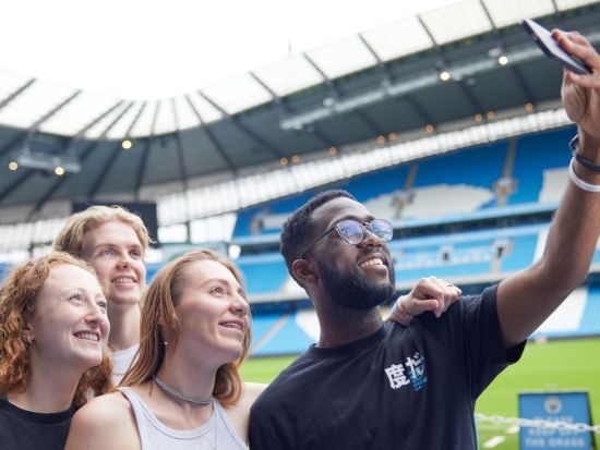 エティハドスタジアム見学ツアー マンチェスター・シティFCの本拠地へ！往復列車チケット付き＜英語ガイド／ロンドン発＞