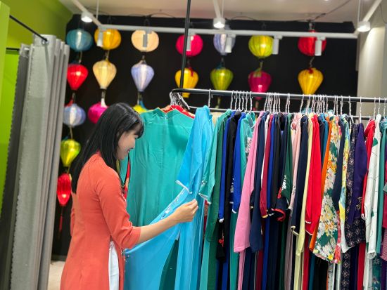 アオザイレンタル 　アオザイを着て街歩き＆記念撮影！日本語対応可＜1日レンタル／Vui Vui Global Lounge／ダナン＞