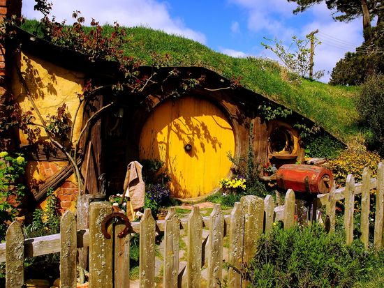 New Zealand_Hobbiton_Hobbit_Houses_shutterstock_634240406