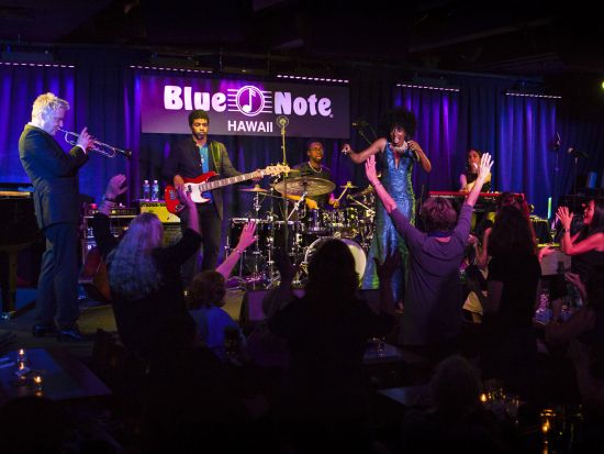 ブルーノートハワイ　老舗クラブでジャズやコメディなどのパフォーマンスを鑑賞！ディナー付きプランも＜アルコール1杯付き／アウトリガー・ワイキキビーチリゾート内＞