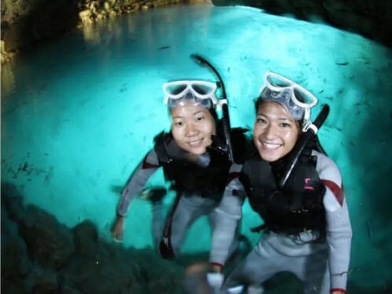 青の洞窟シュノーケル＋パラセーリング 人気マリンアクティビティのセットプラン！ 沖縄の海を存分に楽しむ＜2～3時間／沖縄本島＞