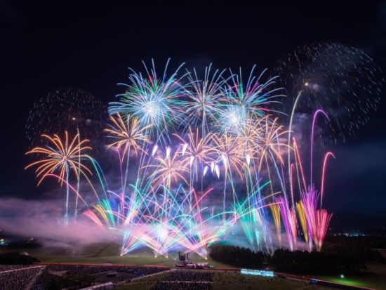 北海道芸術花火2025バスツアーinモエレ沼公園芝席プラン ～この花火、規格外。もう花火とは言えない。一夜限りの夜空の彫刻～＜9月6日／札幌駅北口or麻生発着＞