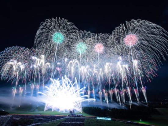 北海道芸術花火2025バスツアーinモエレ沼公園芝席プラン ～この花火、規格外。もう花火とは言えない。一夜限りの夜空の彫刻～＜9月6日／札幌駅北口or麻生発着＞