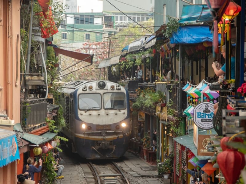 Vietnam_Hanoi_trainstreet_pixta_101127613_M