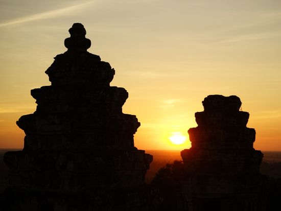 シェムリアップ空港発着2泊3日ツアー　アンコール三大遺跡＋アプサラダンスショー＋選べる郊外観光 ＜宿泊＆食事付／日本語ガイド＞