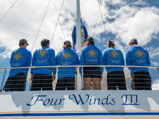 マウイ島シュノーケリング＆セーリングツアー　コーラルガーデンまたはモロキニ島でシュノーケリング！グラスボトムルームから海中も見学＜ランチ付き／英語ガイド＞