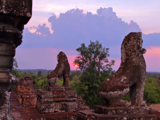 シェムリアップ空港発着3泊4日ツアー　アンコール三大遺跡＋プレアヴィヒア＋コーケー+ベンメリア＋トンレサップ湖など ＜宿泊＆食事付／日本語ガイド＞ 