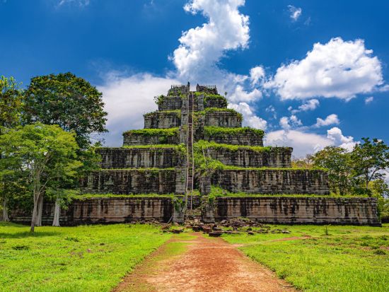シェムリアップ空港発着3泊4日ツアー　アンコール三大遺跡＋プレアヴィヒア＋コーケー+ベンメリア＋トンレサップ湖など ＜宿泊＆食事付／日本語ガイド＞ 