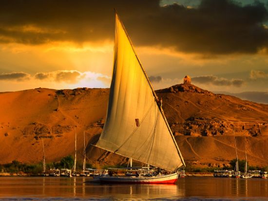 【混載】伝統船で美しいサンセット◎ファルーカでナイル川セイリング　*カルトゥーシュ事前注文可　＜夕方発／英語／送迎付／カイロ発＞