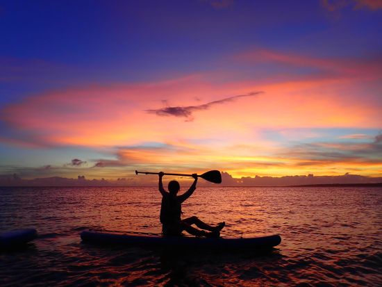 サンセットSUP 美しい海で夕日を眺めながらSUPを楽しもう 心地よい風と穏やかな波に包まれる贅沢体験を＜約2時間／宮古島＞
