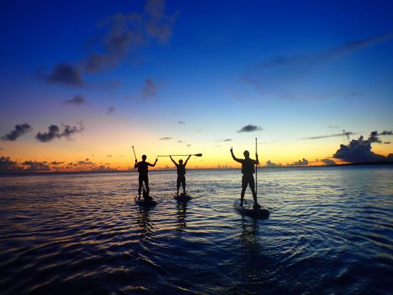 サンセットSUP 美しい海で夕日を眺めながらSUPを楽しもう 心地よい風と穏やかな波に包まれる贅沢体験を＜約2時間／宮古島＞