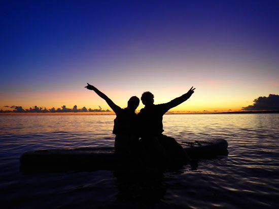 サンセットSUP&貸切ウミガメシュノーケル 1日1組限定！美しい夕日に包まれた空間でSUP体験を楽しむ＜撮影データ無料／約2～3時間／宮古島＞