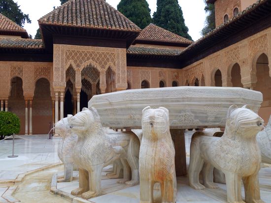 Alhambra_Fountain of Lions_shutterstock_690761443