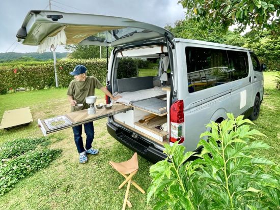 沖縄キャンピングカーレンタル 沖縄の自然を満喫！移動が感動に変わる旅へ ＜自由な車中泊／6人乗り／1泊2日～／ペット可プランあり＞