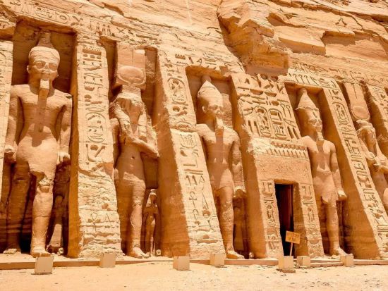 世界遺産アブシンベル神殿日帰りツアー　エアコン付きの車両で快適移動！＜英語／アスワン発＞