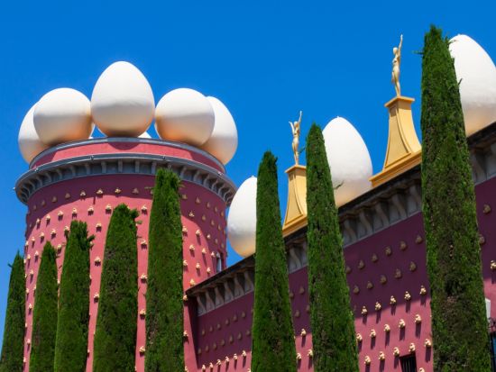 高速列車で時間短縮！ダリ劇場美術館＆ダリ宝石美術館　フィゲラス1日観光ツアー　日本語ガイドがしっかり解説＜カタルーニャ料理の昼食／日本語＞