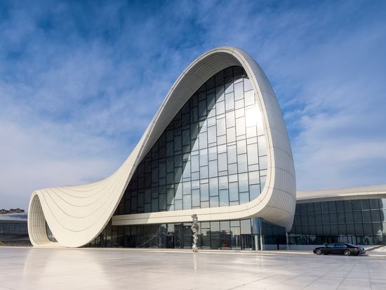 Baku_Heydar Aliyev Center_pixta_106774252_M