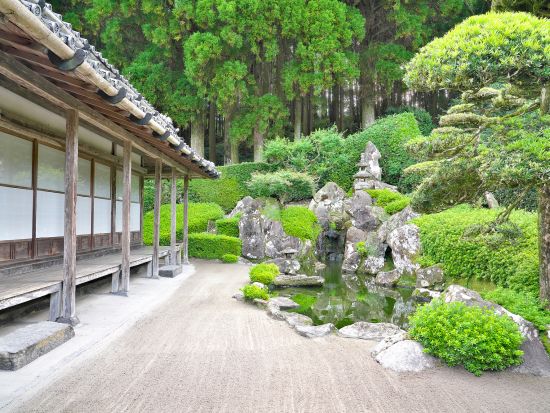 霧島市内発着 貸切観光タクシー 知覧＆指宿コース　知覧特攻平和会館や長崎鼻、篤姫ゆかりの今和泉海岸を巡る ＜約8時間＞ by 旭交通タクシー