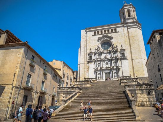 古都ジローナ＆美しい海岸リゾート コスタ・ブラバ　3つの人気観光地を1日で巡る観光ツアー ＜英語ガイド＞