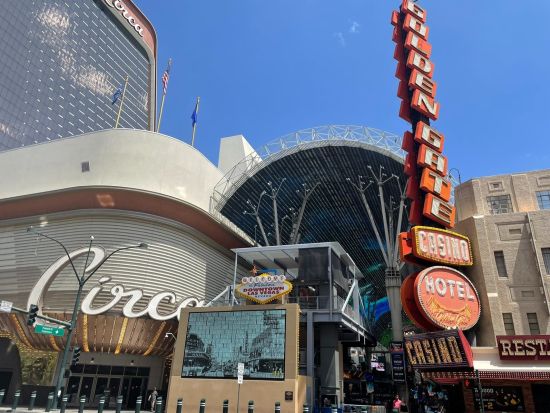 ウェルカム ラスベガス！市バス「デュース」で巡るストリップからフリーモント ウォーキングツアー＜90分／日本語ガイド＞