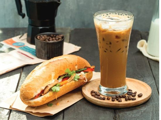 クアン・フー・カウ線香村＋ヴァンフックシルク村＋トレインストリート半日観光ツアー＜混載または貸切／日本語ガイド／昼食付き／ハノイ発着＞