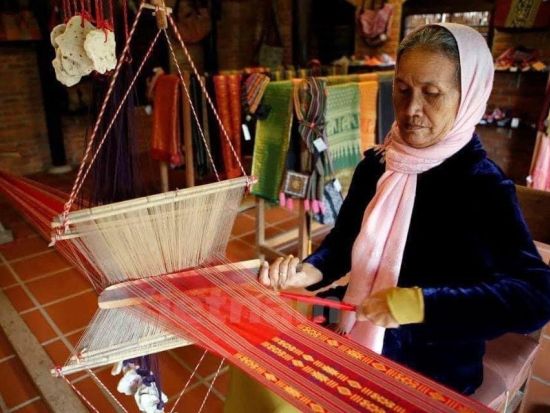 クアン・フー・カウ線香村＋ヴァンフックシルク村＋トレインストリート半日観光ツアー＜混載または貸切／日本語ガイド／昼食付き／ハノイ発着＞