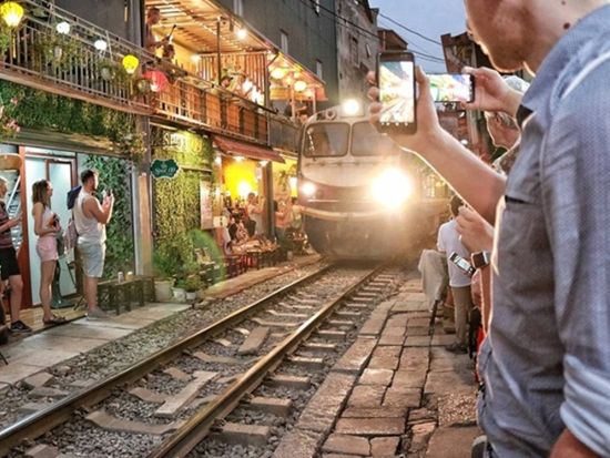 クアン・フー・カウ線香村＋ヴァンフックシルク村＋トレインストリート半日観光ツアー＜混載または貸切／日本語ガイド／昼食付き／ハノイ発着＞