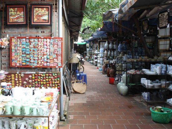 陶器の村バッチャン村半日ツアー　博物館で工芸村の歴史を学んでイオンモールでお買い物も！＜混載または貸切／日本語ガイド／ハノイ発着＞
