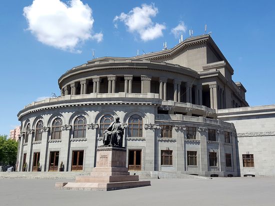 Theatre of Opera and Ballet_AdobeStock_270283734