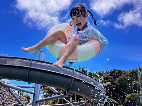 「奄美温泉 大和 ハナハナビーチリゾート」温泉＋屋外プール1日利用　タオルセット・館内着・ロッカー等レンタル込み ＜大和村＞