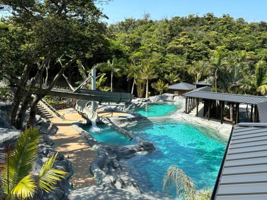 「奄美温泉 大和 ハナハナビーチリゾート」温泉＋屋外プール1日利用　タオルセット・館内着・ロッカー等レンタル込み ＜大和村＞