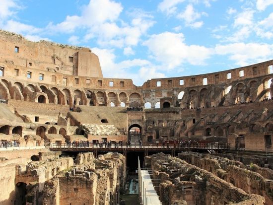 3時間で古代ローマの栄華を体感！世界遺産コロッセオ＋フォロ・ロマーノ＋パラティーノの丘ツアー アリーナ入場付きプラン有り＜日本語ガイド／混載＞＊即予約確定