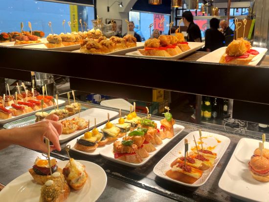 バルセロナ タパスツアー　3軒のバル巡り＆サグラダ・ファミリア夜景鑑賞＆旧市街散策＜タパス3品＆ドリンク3杯／日本語＞*前日まで予約OK