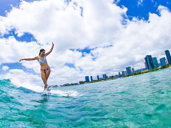 アラモアナビーチ　サーフィンレッスン　少人数制グループレッスンまたはプライベートレッスン！＜150分／日本語／ホテル送迎可＞