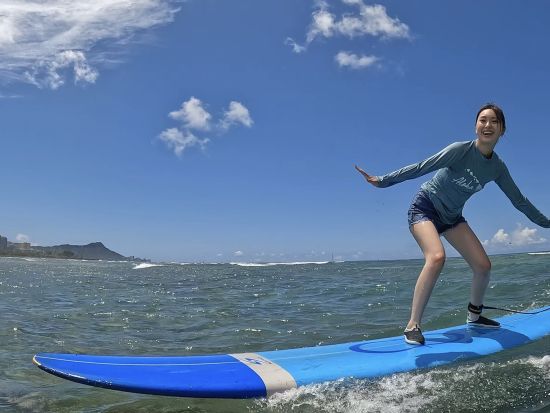 アラモアナビーチ　サーフィンレッスン　少人数制グループレッスンまたはプライベートレッスン！＜150分／日本語／ホテル送迎可＞