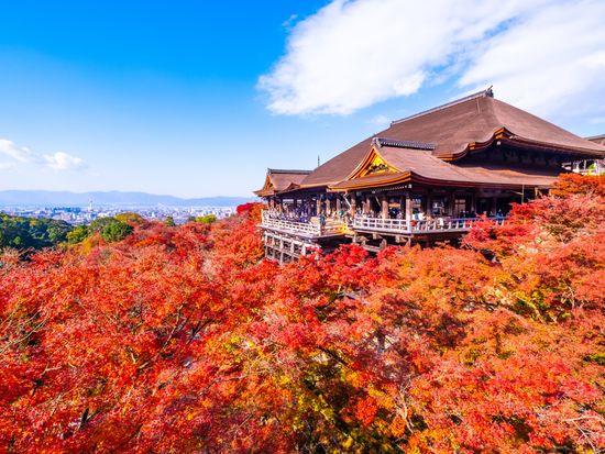 pixta_90630731_清水寺の舞台と紅葉