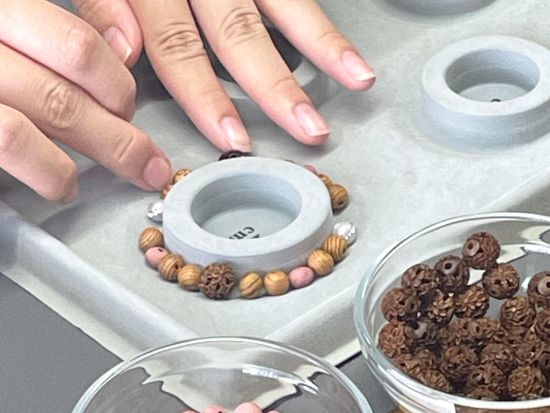 伝統工芸「京念珠」づくり体験 オリジナルお守りブレスレットを製作＜約60分／京都＞