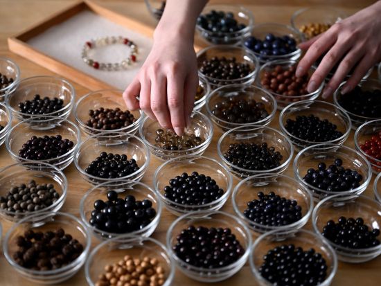 伝統工芸「京念珠」づくり体験 オリジナルお守りブレスレットを製作＜約60分／京都＞