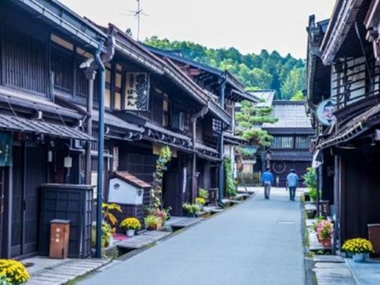 【英語バスツアー】名古屋駅発 1泊2日のバスツアー 立山黒部アルペンルート通り抜＆飛騨高山と世界遺産白川郷を散策＜2食付き＞