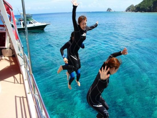 慶良間1日ファンダイビング 屈指の透明度を誇るケラマブルーを冒険！＜約7時間／ライセンス保持者対象／那覇市内送迎無料／那覇市発＞