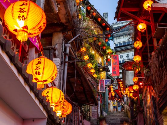 Taiwan_Jioufen_pixta_94794645_M