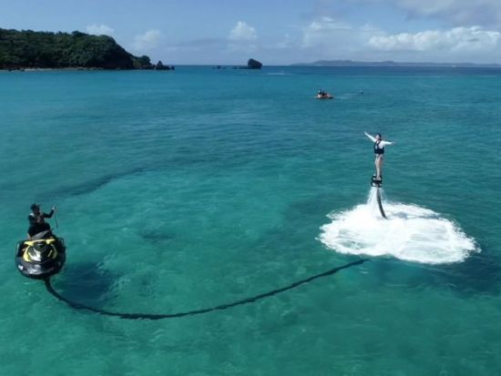 ジェットツーリング　穴場スポットの津堅島や浮原島で自由にジェットスキーを堪能！＜特殊小型船舶免許要／180分／沖縄マリーナ発＞