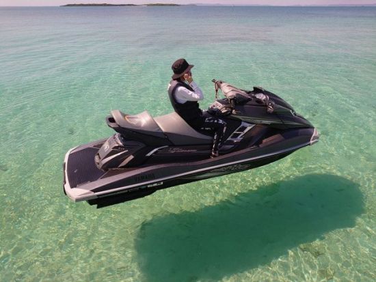 ジェットツーリング　穴場スポットの津堅島や浮原島で自由にジェットスキーを堪能！＜特殊小型船舶免許要／180分／沖縄マリーナ発＞