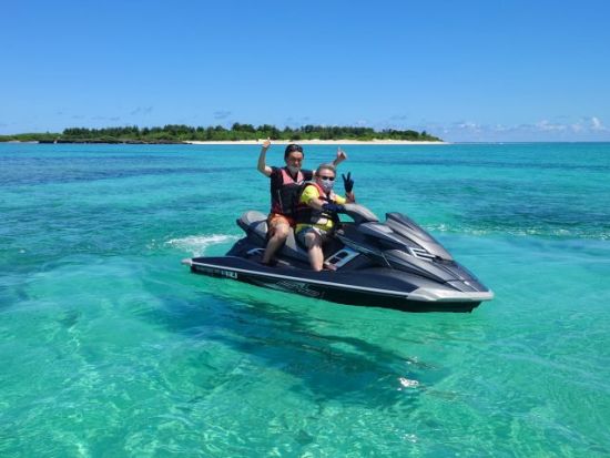 ジェットツーリング　穴場スポットの津堅島や浮原島で自由にジェットスキーを堪能！＜特殊小型船舶免許要／180分／沖縄マリーナ発＞