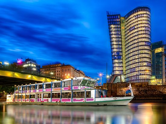 ドナウ川ディナークルーズ ライブ演奏付き＜木曜／3時間／ウィーン発＞