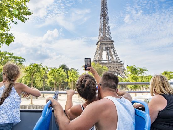 親子で楽しむパリ！環境にやさしいオープントップバスで巡るキッズ向けツアー＜1.5時間／フランス語ガイド＞
