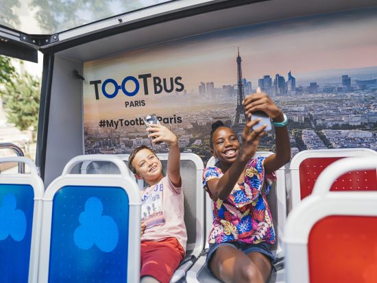 親子で楽しむパリ！環境にやさしいオープントップバスで巡るキッズ向けツアー＜1.5時間／フランス語ガイド＞