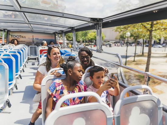 親子で楽しむパリ！環境にやさしいオープントップバスで巡るキッズ向けツアー＜1.5時間／フランス語ガイド＞