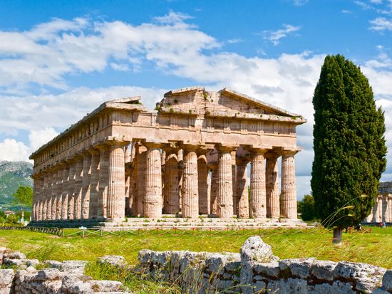 Italy_Paestum_Temple_AdobeStock_44623264